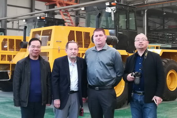 380沖擊壓路機牽引車 380沖擊壓路機牽引車