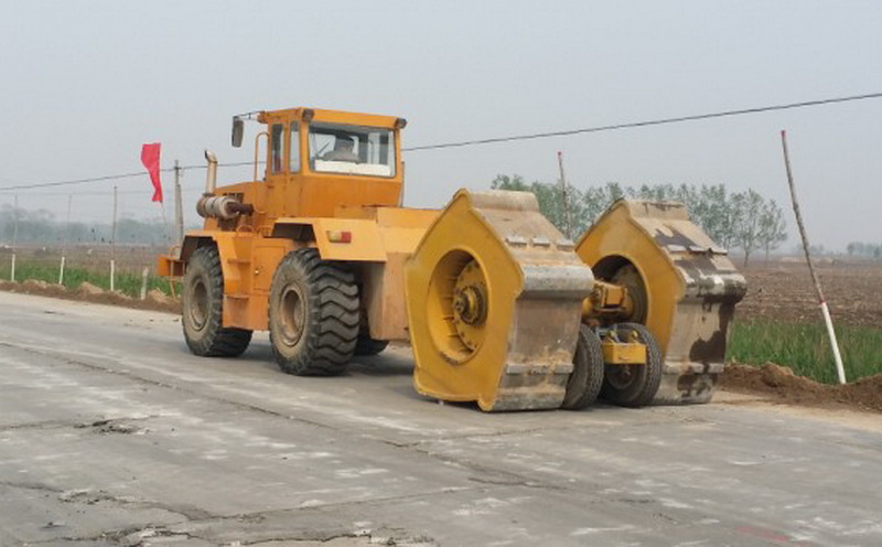 沖擊壓路機破碎路面 沖擊壓路機破碎路面
