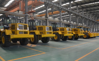 沖擊式壓路機(jī)牽引車 沖擊式壓路機(jī)牽引車