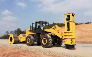 裝載機(jī)帶沖擊式壓路機(jī) 裝載機(jī)帶沖擊式壓路機(jī)