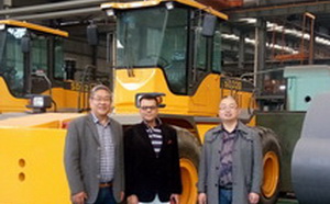 沖擊壓路機(jī)牽引車 沖擊壓路機(jī)牽引車