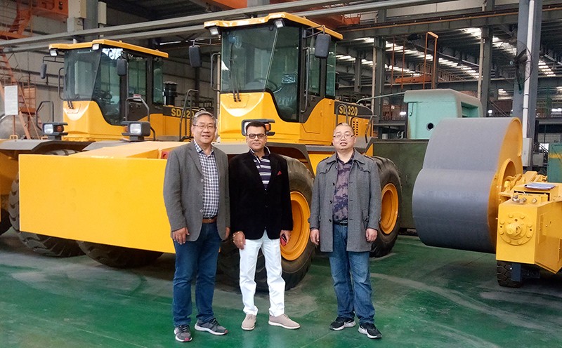 320沖擊壓路機牽引車 320沖擊壓路機牽引車