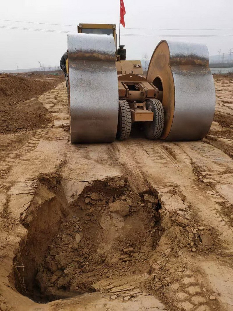 沖擊壓路機(jī) 沖擊壓路機(jī)