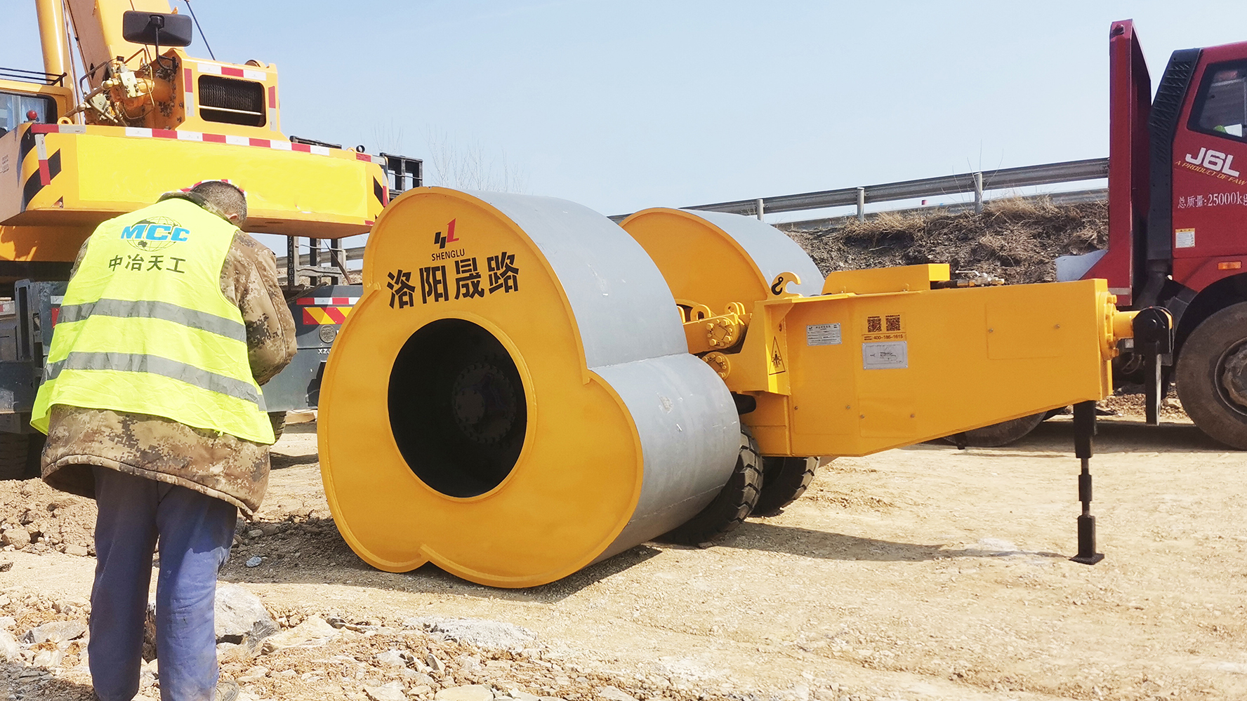 沖擊壓路機(jī)停放 沖擊壓路機(jī)停放